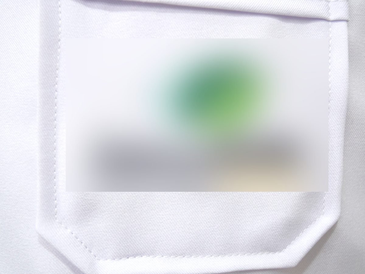 งานปักโลโก้โรงพยาบาลบนกระเป๋าเสื้อ ปิดชื่อลูกค้าไว้ — The Bow Uniform