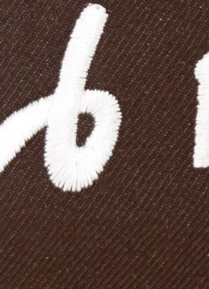รายละเอียดฝีเข็มงานปักบนผ้ากันเปื้อน ระยะใกล้ — The Bow Uniform